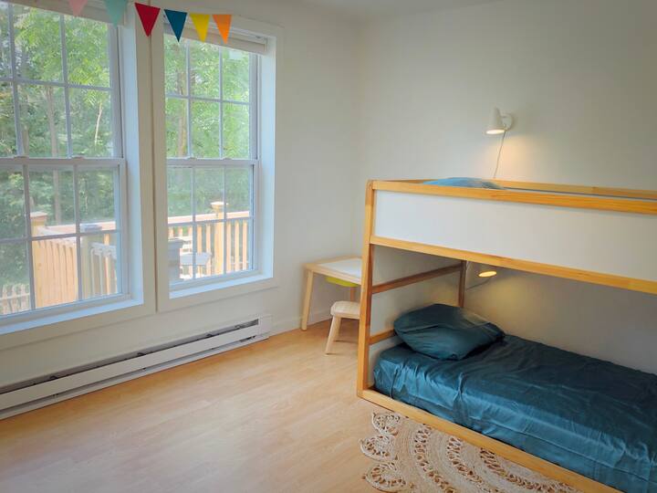 Esta habitación tiene una hermosa vista, litera con dos camas individuales, sábanas de 100% algodón, un gran vestidor vacío, un pequeño armario y un escritorio para niños.