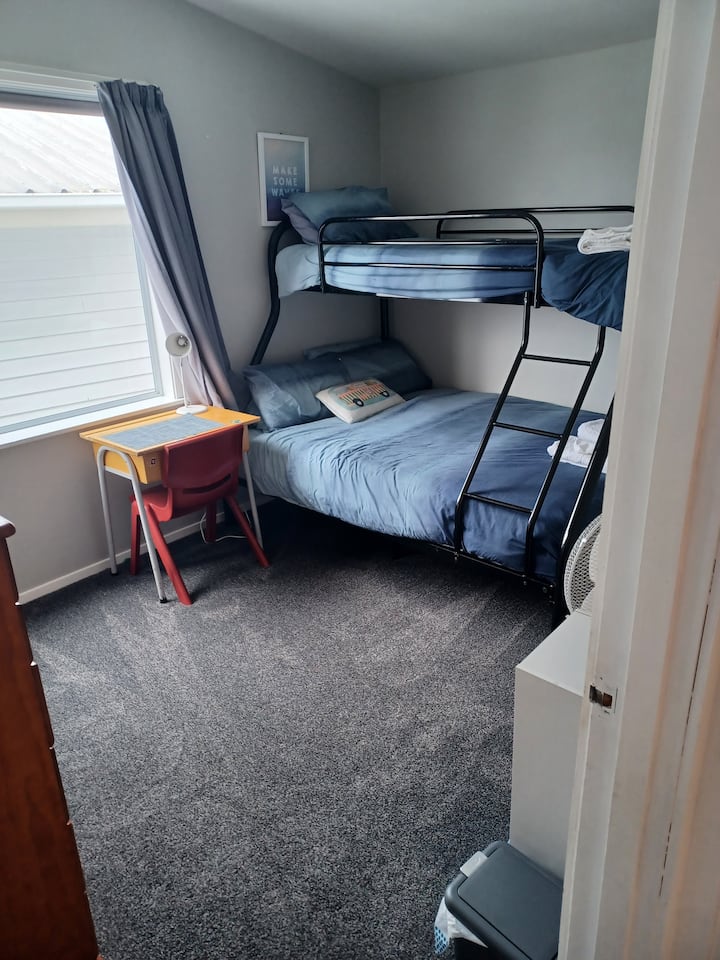 الغرفة الثانية - سرير مزدوج مع سرير مفرد في الأعلى

