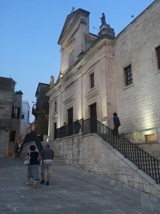 Accesso nel centro storico di Cisternino. La stanza si trova a pochi metri dalla Chiesa Matrice