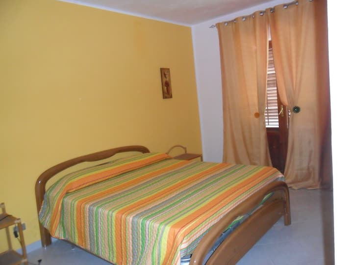 Camera da letto con balcone vista mare