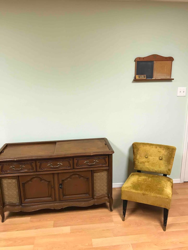 Downtown 70’s Studio, Sleeps 7 & Is 650 Sq Ft - Harrison, AR