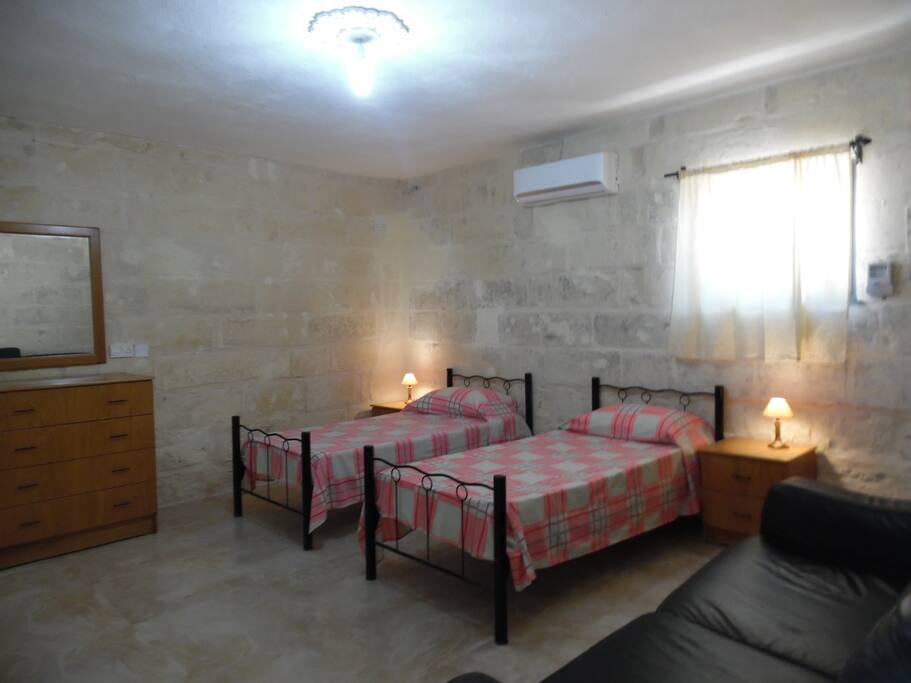 2 beds layout + sofa