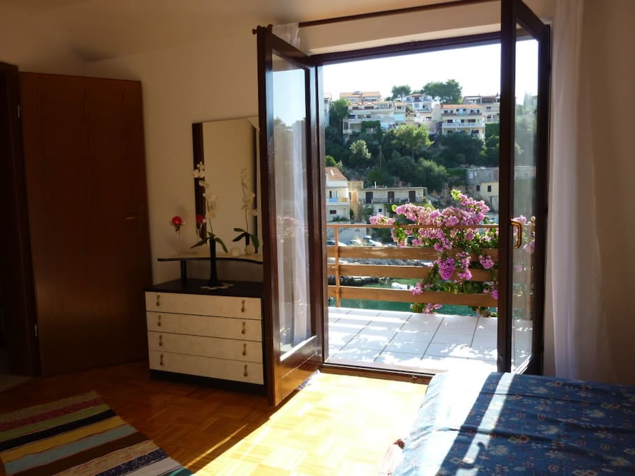 Schlafzimmer 2 mit Zugang zum Balkon