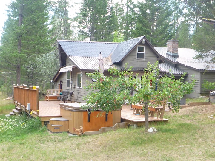 Mountain Range Guest House Cabins for Rent in Skookumchuck, British