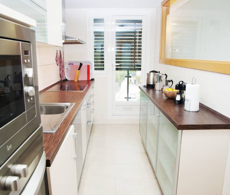 Cocina con horno, microondas, kettle...