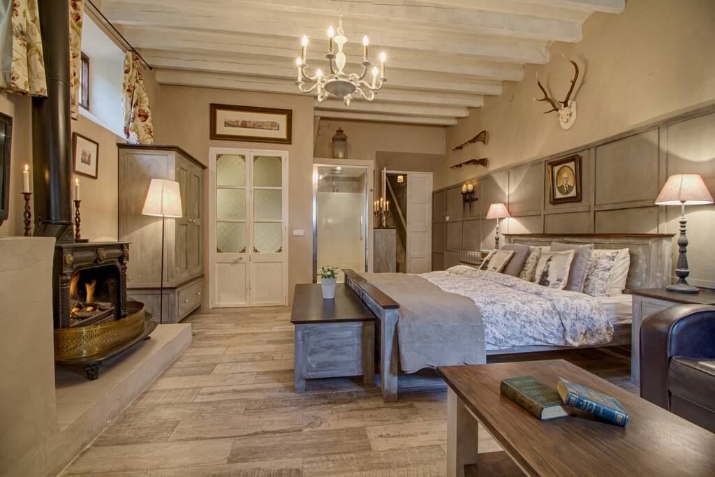 Super king size bed, safe, Roberts Revival internet radio...
