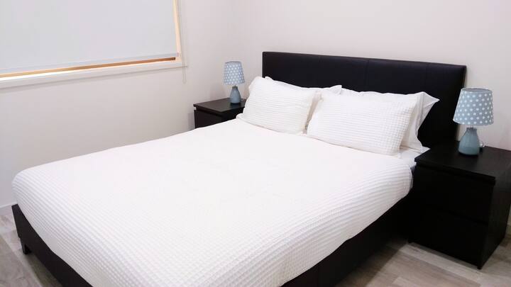 Luksuriøs tilflugtssted med queensize-seng - Slap af i dette stilfulde soveværelse med aircondition og en blød queensize-seng og en rolig atmosfære.