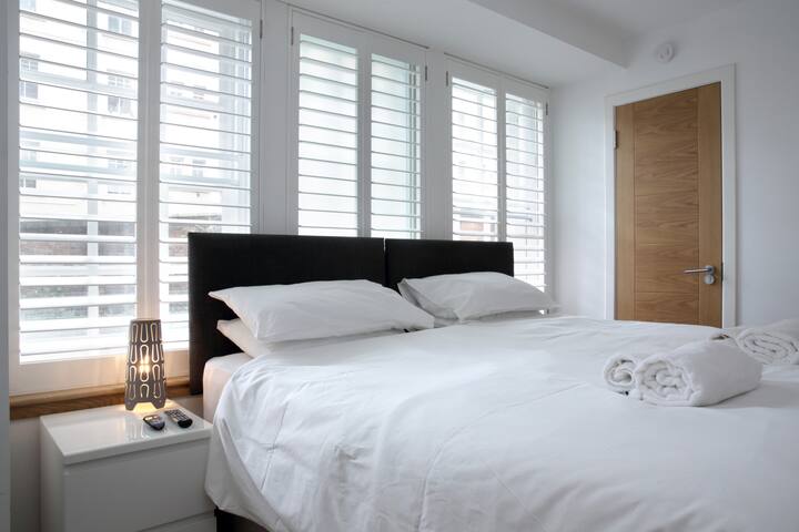 3 BED CENTRAL LUXURY WITH JACUZZI gallery image 5