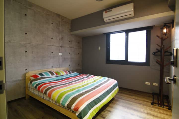 日本の小工業スタイルの4人部屋（ダブルベッド＋メーター）