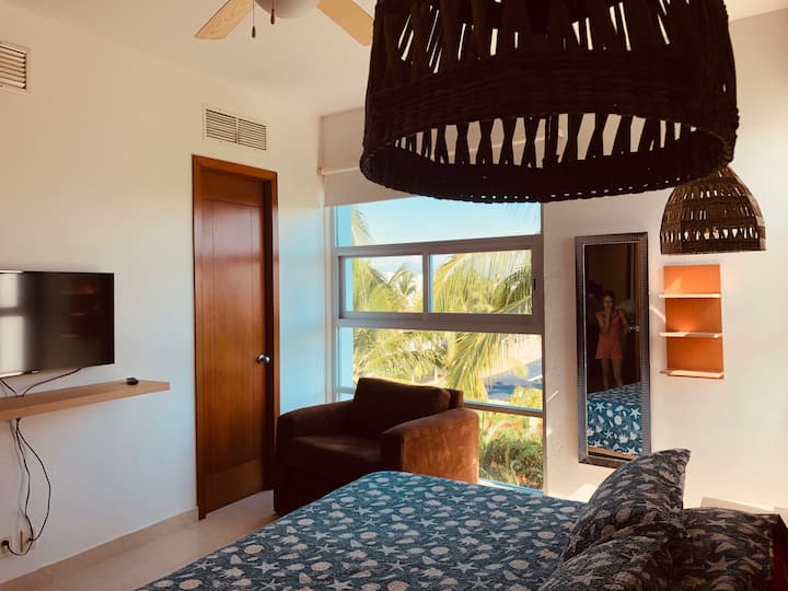 Glavna spavaća soba s bračnim krevetom i Smart TV-om 