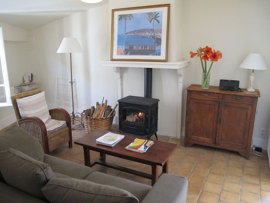 Living room with WiFi & radio