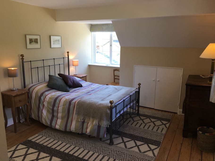 Bedroom 1: Double
(travel cot available)