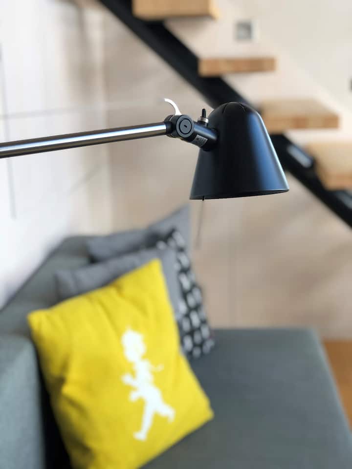 Läslampa vid soffan.