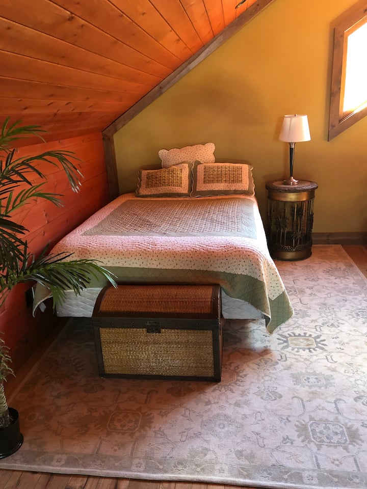  เตียงชั้นบนในห้องใต้หลังคา 