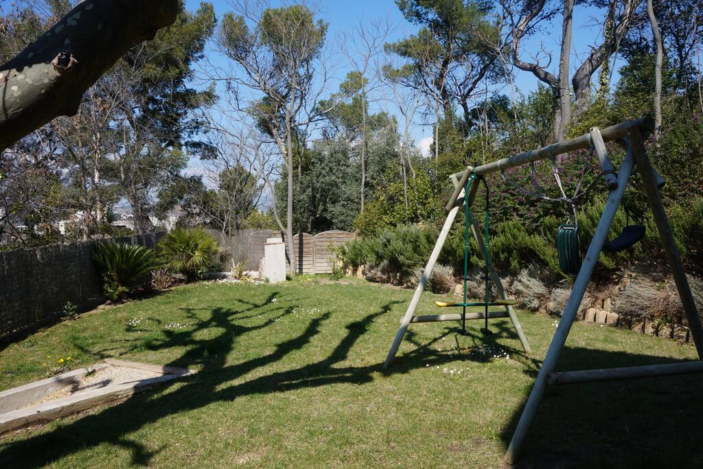 jardin Calme et ensoleillé à l'arrière de la maison