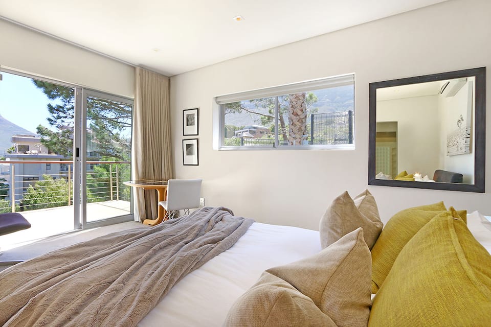 A double-height villa under Lion's Head, Bakoven, Cape Town, South Africa, photo 8 of 10