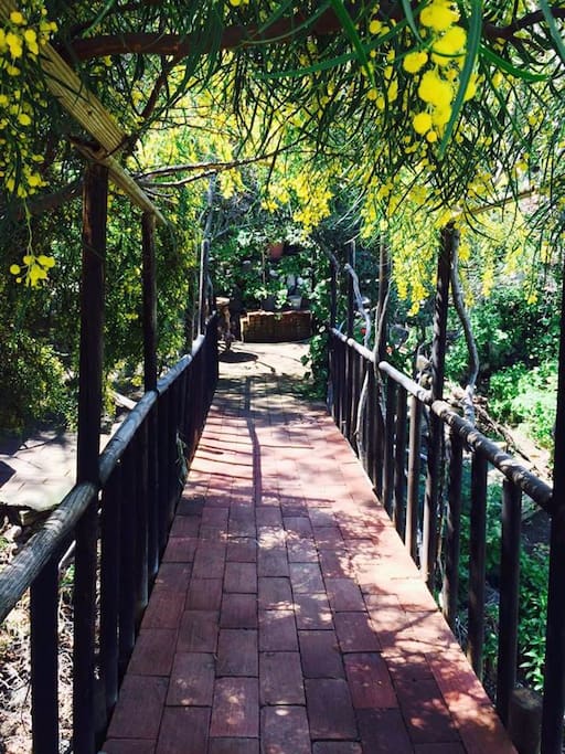 Entrada de puente en Casa Gardenia