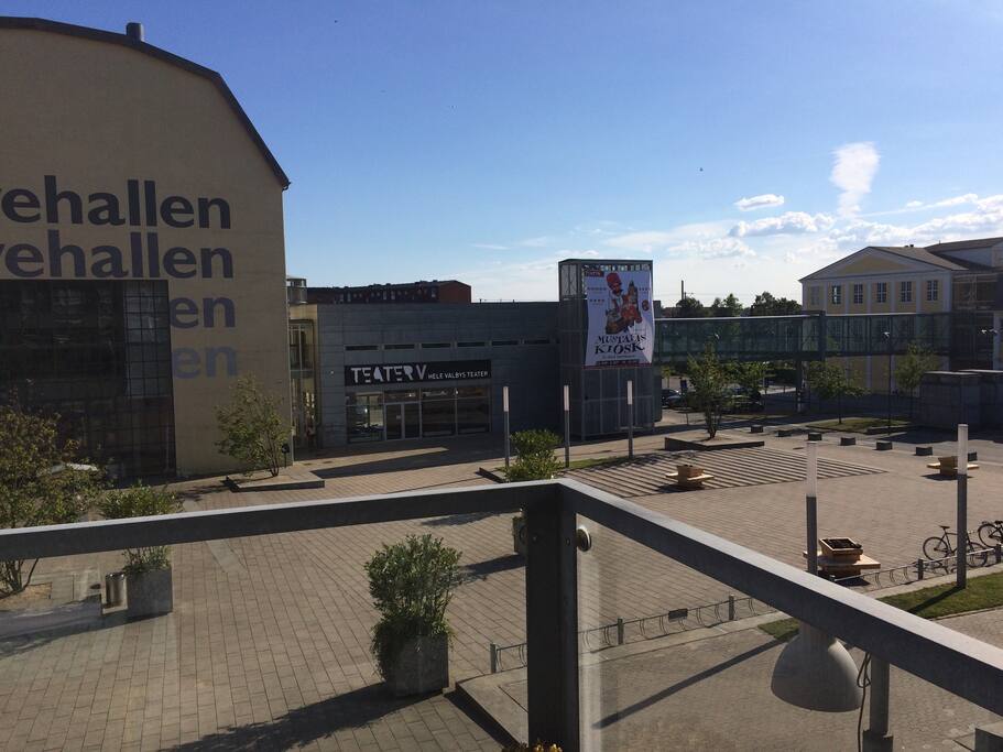 Udsigt over den åbne plads fra altanen