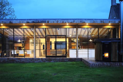 Artist's Retreat - Style, tennis and hot-tub for 4