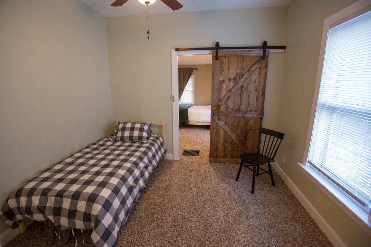 Downstairs bedroom with twin bed - "Beds are super comfy and billy was so helpful" Allison - September, 2018.