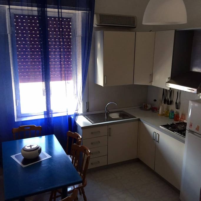 Cucina con divano letto a due piazze