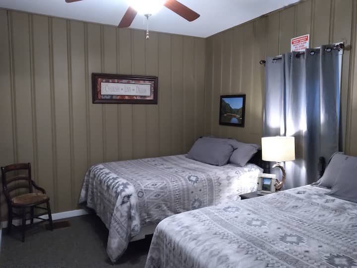 Sovrum #1 har 2 bekväma dubbelsängar med rena sängkläder och extra filtar. Bifogat badrum med Jack och Jill. 
Klädhängare med hängare.