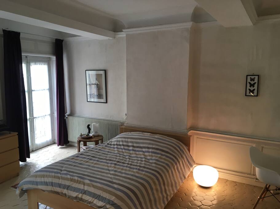Chambre avec lit double et 2 petits balcons