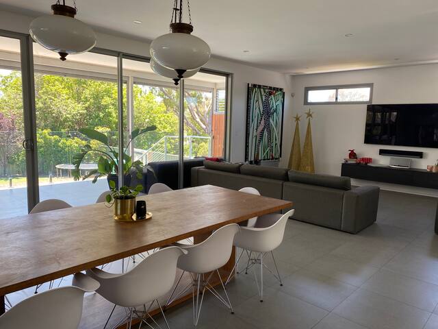 Luxury home gallery image 5