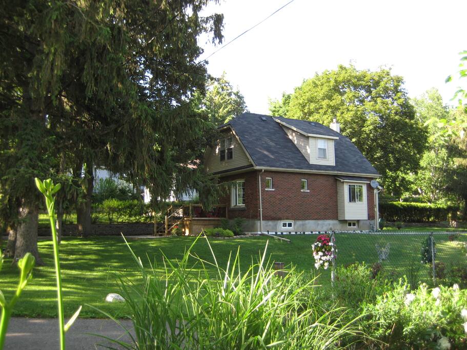 Dundas Charming Cottage Houses for Rent in Hamilton, Ontario, Canada