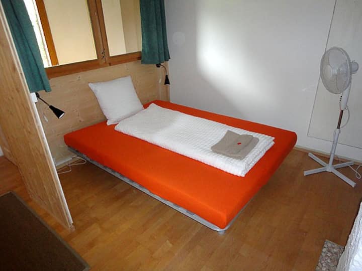 Vestibule con cómodo sofá cama. 140x200cm