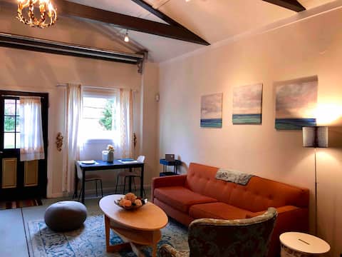 Successful Airbnb property: Private carriage house, kitchen, pets, backyard! in North Park Hill