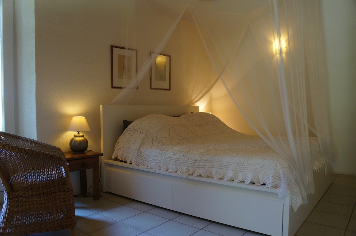 Dhomë gjumi e madhe me krevat 180 cm, krevat fëmijësh dhe banjë me vaskë.