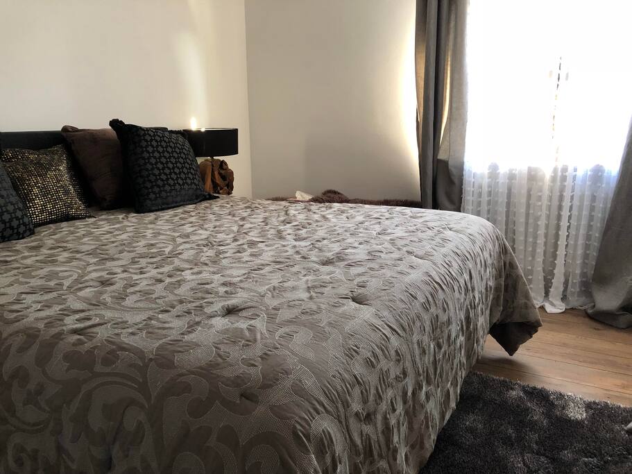 Großes Schlafzimmer mit Kingsize Bett