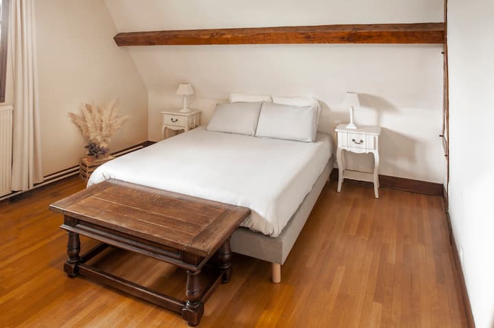 Chambre 4 : beleuchtetes Queensize-Bett