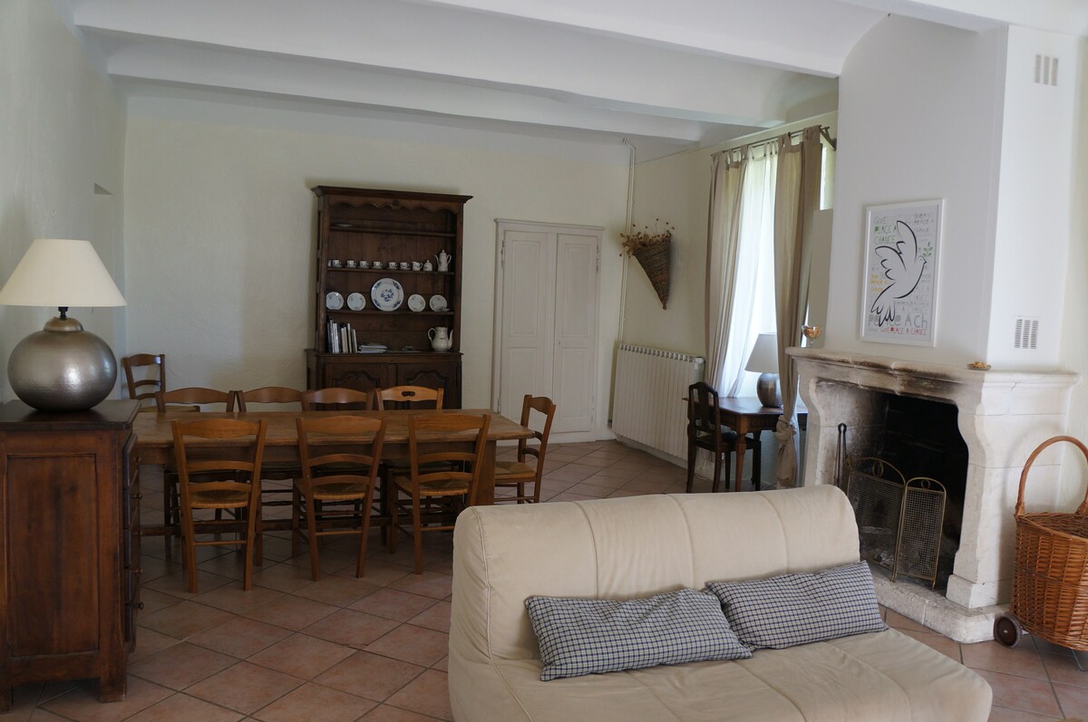 Dhomë ndenjjeje e madhe me pamje nga jugu.  Me oxhak dhe tavolinë të madhe për 10 persona.