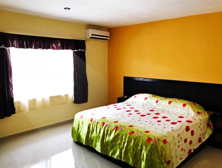 Una cama king size, Wi Fi, aire acondicionado, TV con cable y estancia. Máximo 3 personas en habitación. La 3a persona tendra un costo adicional.