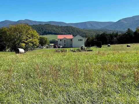 Secluded, Mtn Home: Hot Tub, Game Room, Firepit!