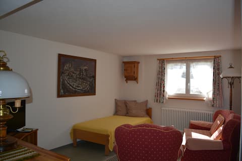 Top Airbnb: 2 1/2 Ferienwohnung Haus' Uf Christlis' Klosters in Klosters