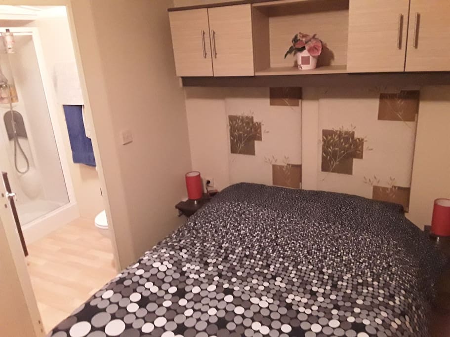 chambre parentale avec salle de bain et toilette