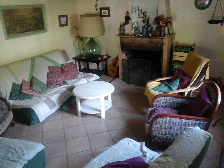 Le salon avec la cheminée pour les soirées fraiches