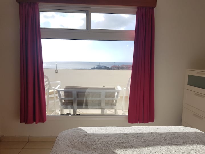 Საძინებელი ოკეანის ხედით