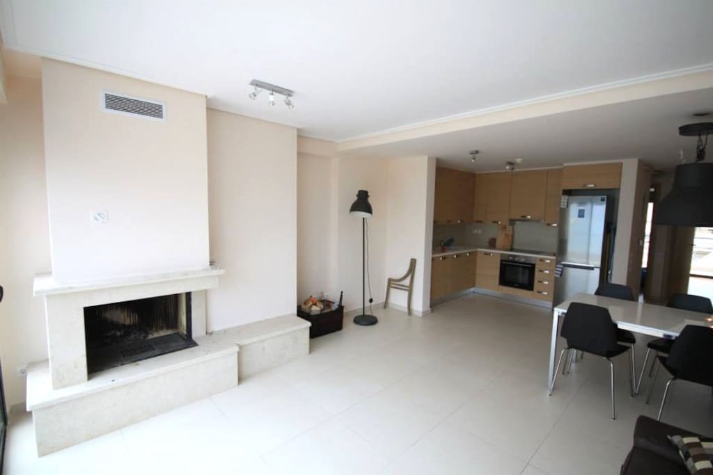 Living room with kitchen. Including flat TV, dishwasher and washing machine.