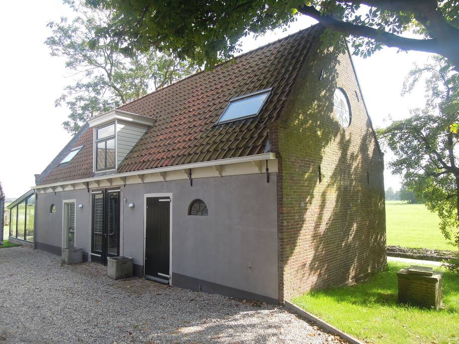 De ingang van ons koetshuis, met wat meer groen aan de boom.