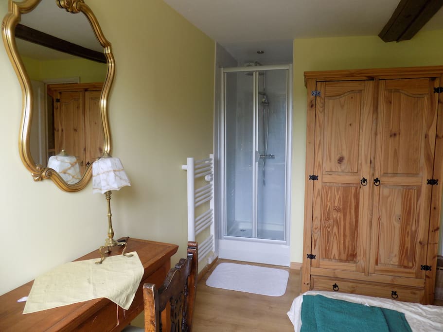 Main bedroom has ensuite shower