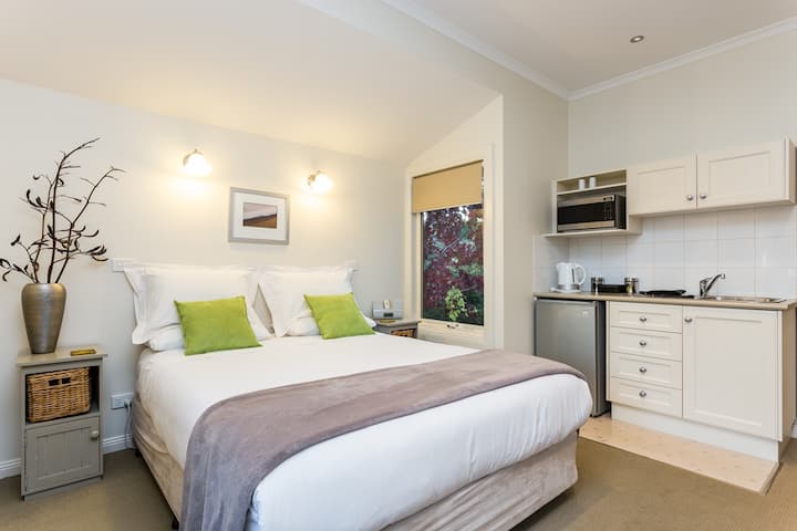 Estudio dos , con baño doble de spa, cocina americana, TV, DVD