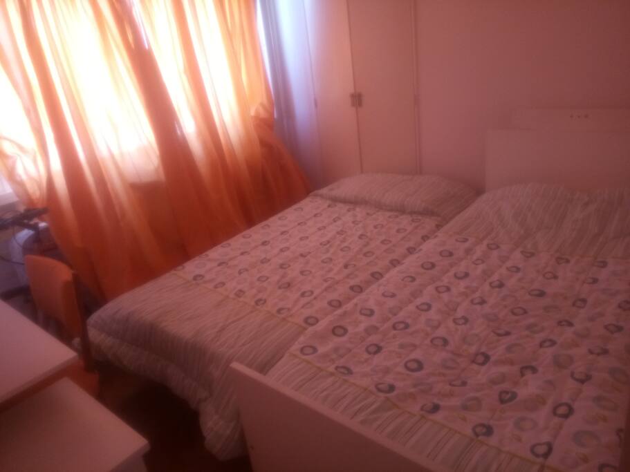 Habitacion luminosa, limpia, comoda. Escritorio.