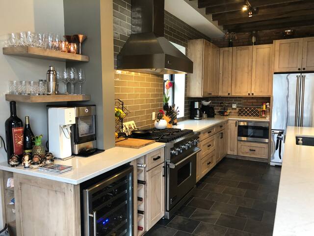 Large Home with Guesthouse in the Brewery District gallery image 2