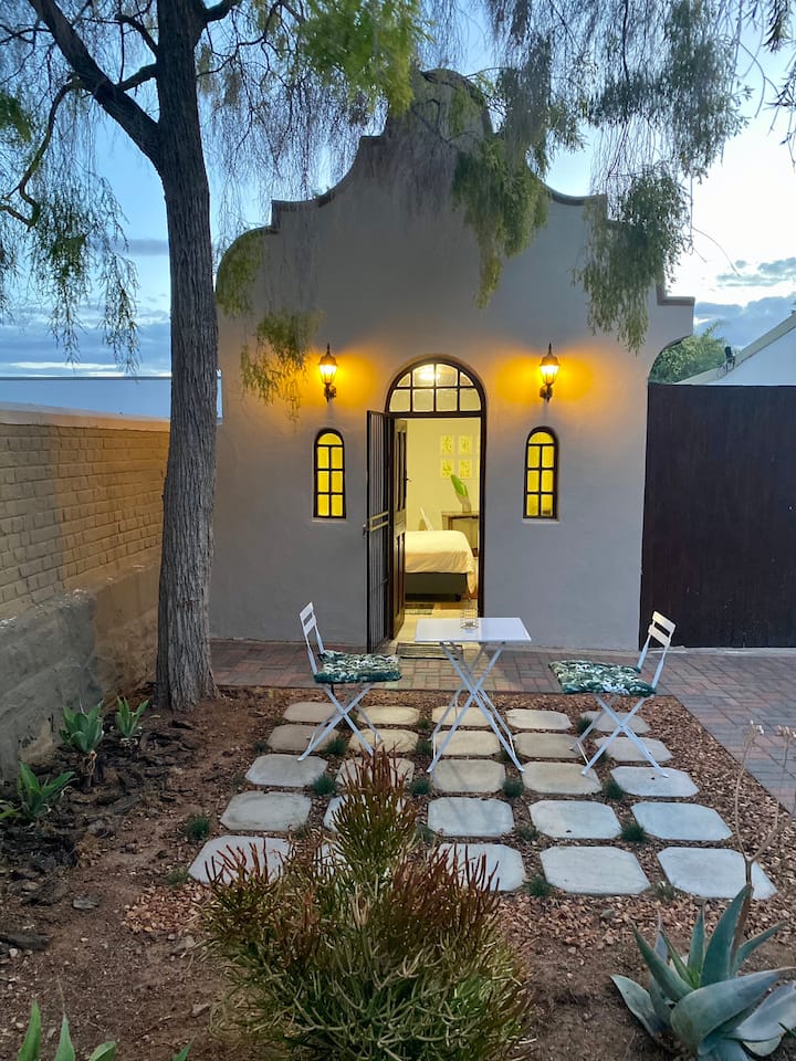 Victoria Garden Suite Guest suites for Rent in Oudtshoorn, Western