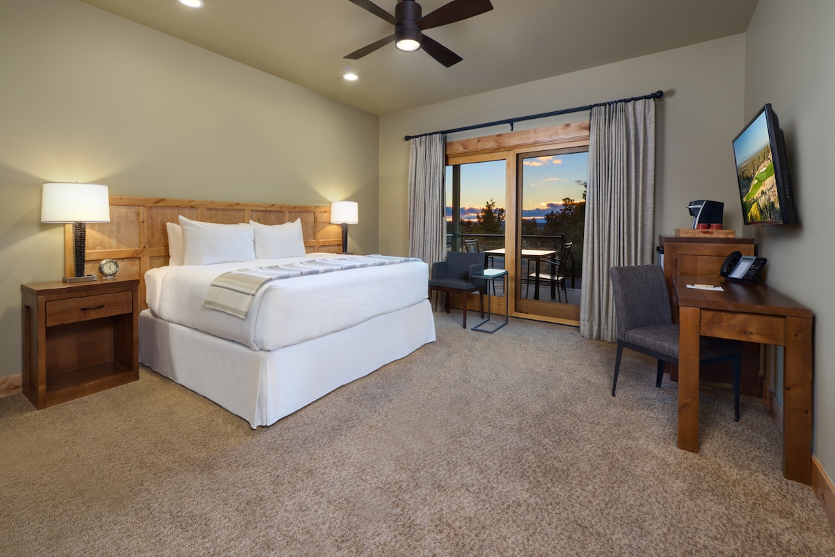 Chambre 2 - Équipée d'un lit king size moelleux, d'un placard pour le rangement, d'un espace de travail, d'un petit coin salon, d'une télévision à écran plat, d'une kitchenette, d'une salle de bains attenante et d'une entrée privée et d'un accès au patio.