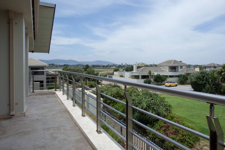 Sunset Links Beach Villa gallery image 4